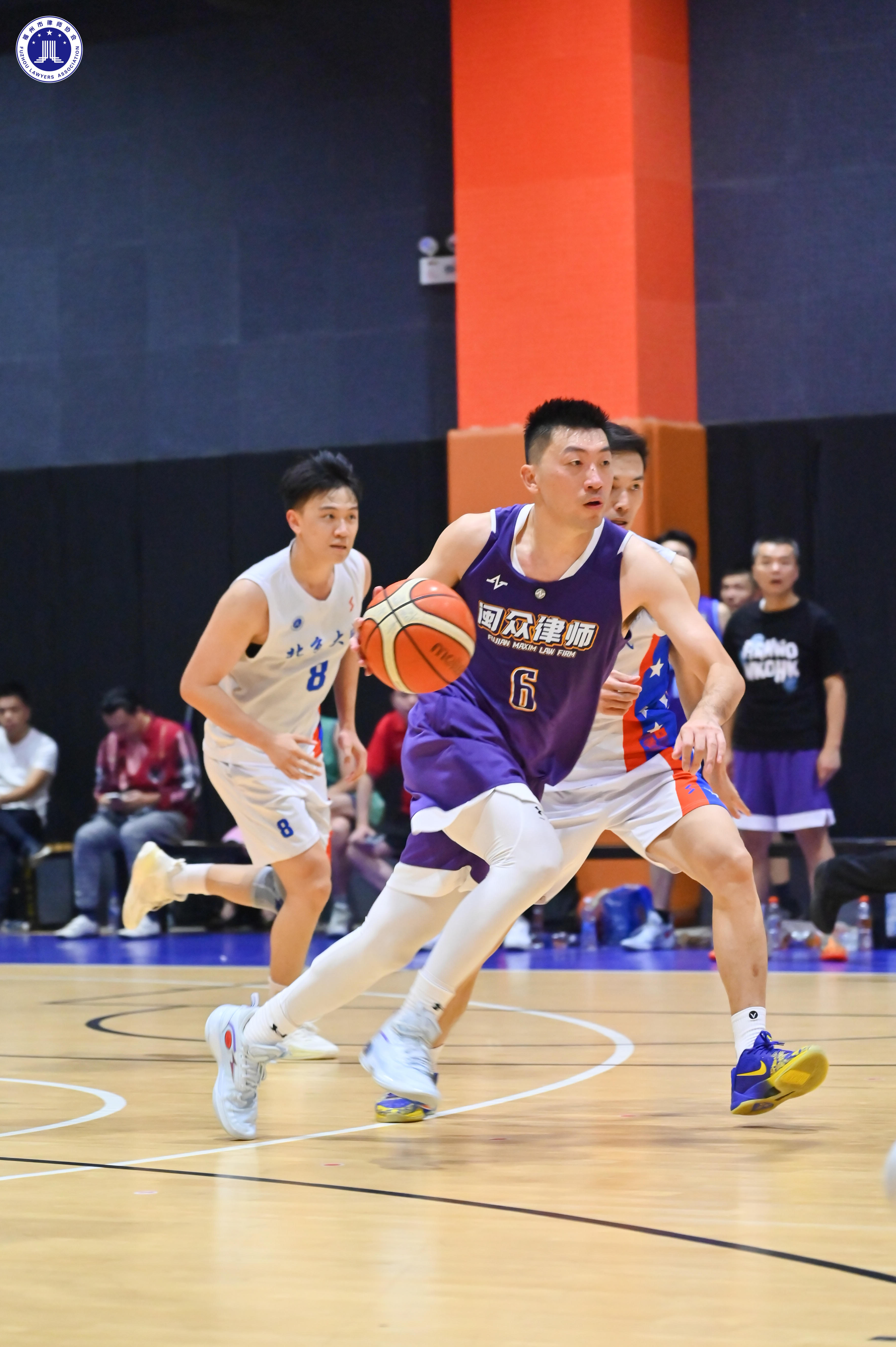 关于粉丝争相围观，篮球比赛场面火爆的信息